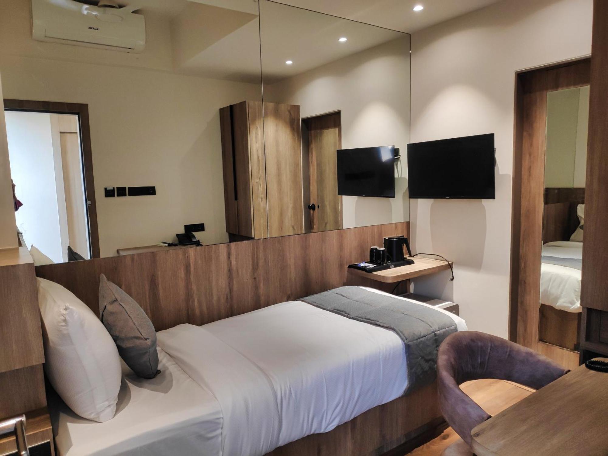 Maxxvalue Hotel Midc - Andheri Мумбаи Экстерьер фото